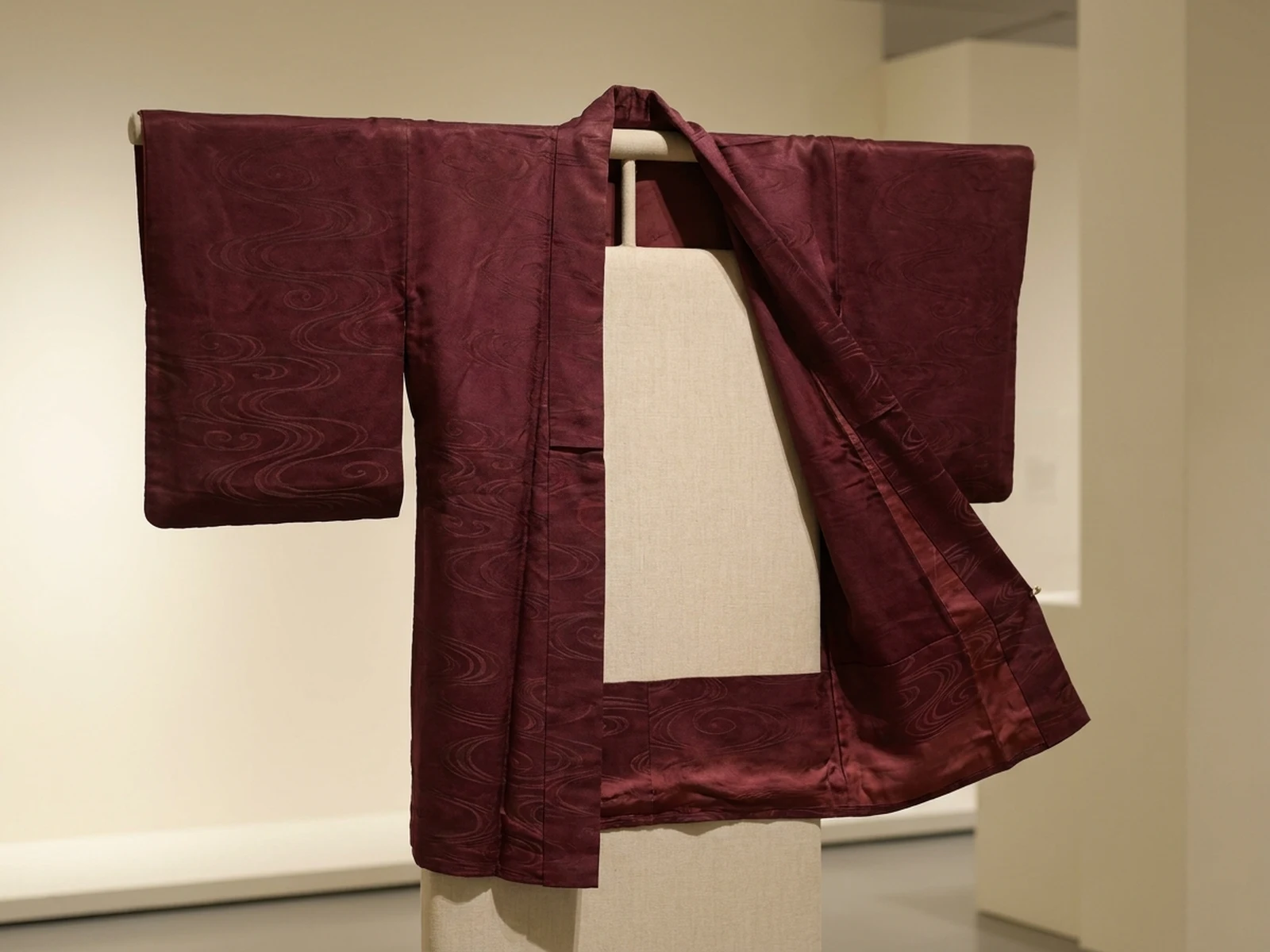 原创酒红色和服展示在中性服装支架上,AI生成图片示例