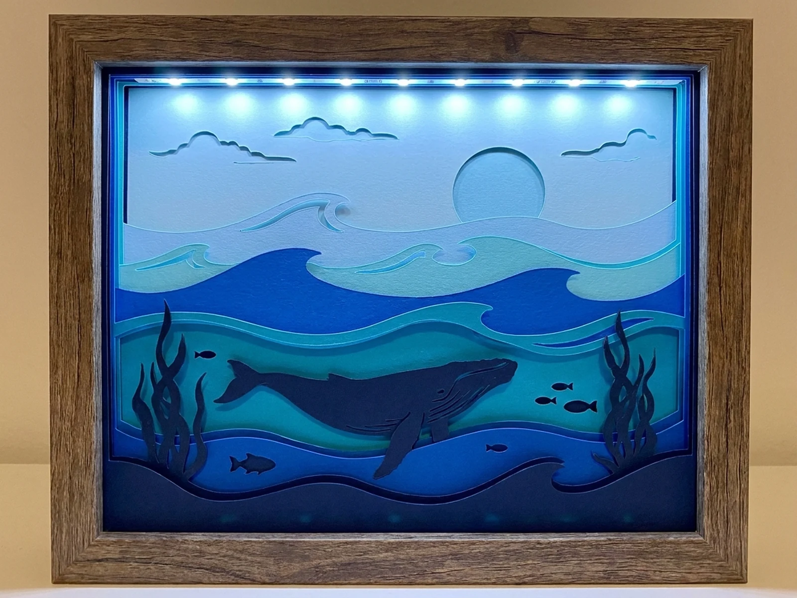带鲸鱼剪影与海浪层次的蓝色海洋立体纸雕